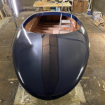 Een boot van hout en polycarbonaat