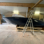 Een boot van hout en polycarbonaat