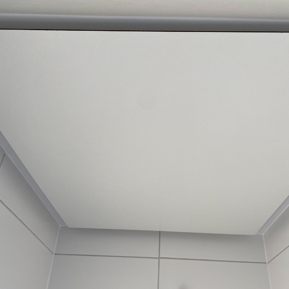 Plafond badkamer door middel van HPL | Klus