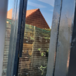 Een nieuw schuur raam van plexiglas