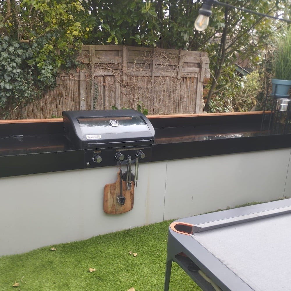 Gerestylde buitenkeuken met zwart Alupanel