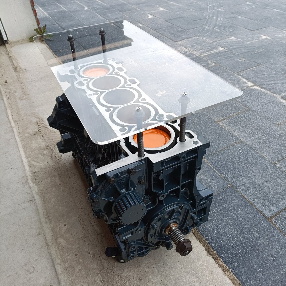 Unieke bijzettafel van motorblok