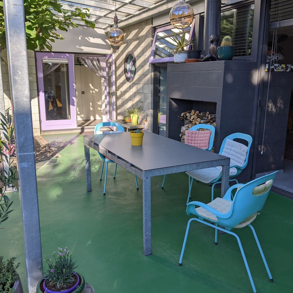 Het houten tafelblad van J.A. trok krom en was aan vervanging toe. Een HPL plaat als tafelblad bood de oplossing!