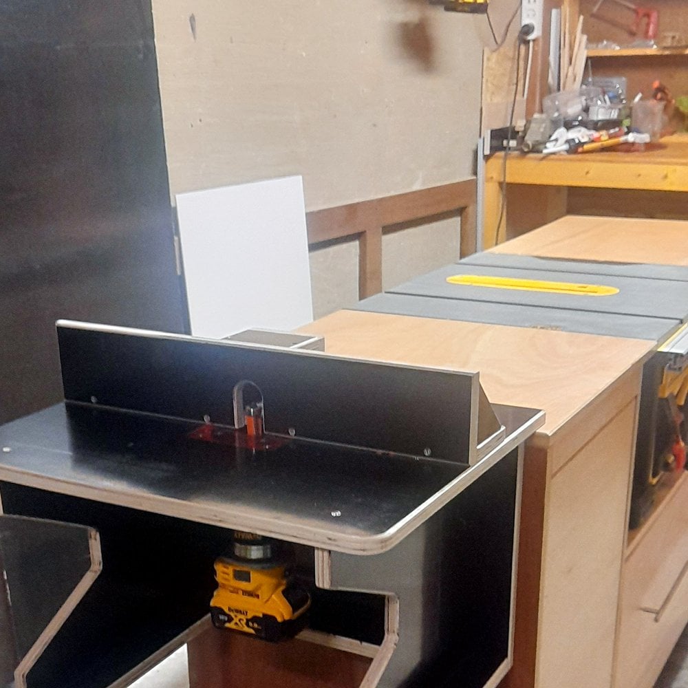 Draagbare Freestafel van zwart betonplex met rode plexiglas accenten